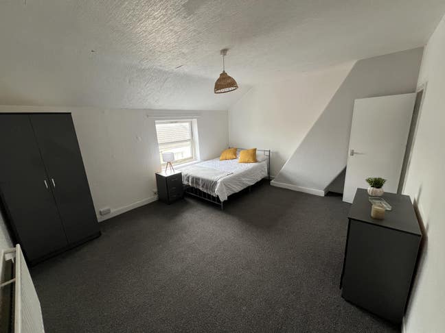 Fully Refurbished Large Double Rooms With Ensuite! Main Photo