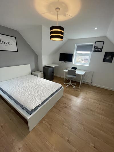 Double ensuite room in Staines.. Amazing House! Main Photo
