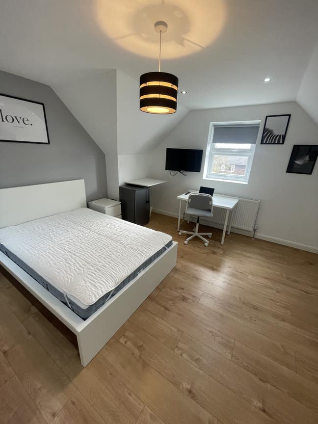 Double ensuite room in Staines.. Amazing House! Main Photo