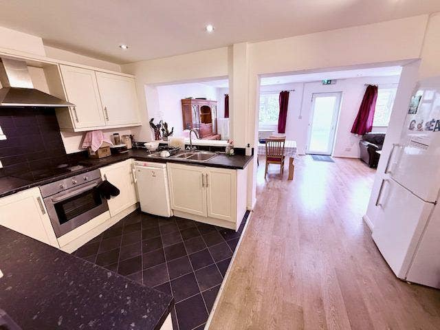 A Very Nice Room in a  great house. All inc. Main Photo