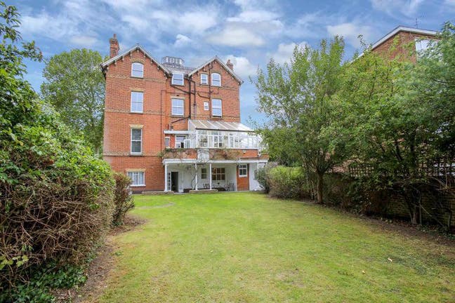Double room in peaceful and clean house Main Photo
