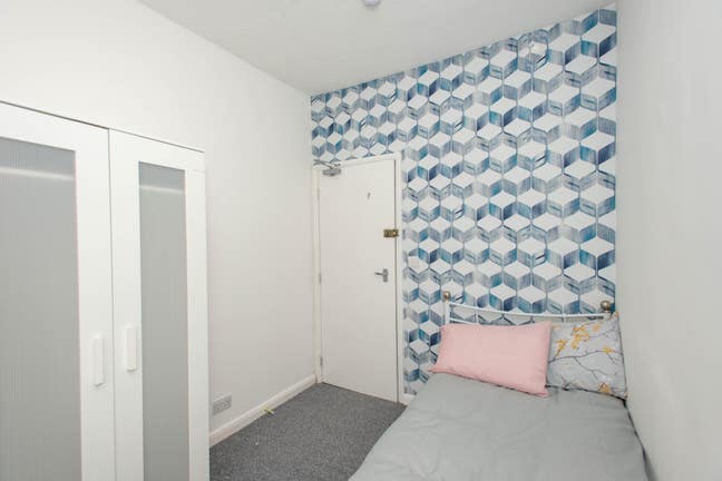 Large Double Room Available  Near Train Station Main Photo