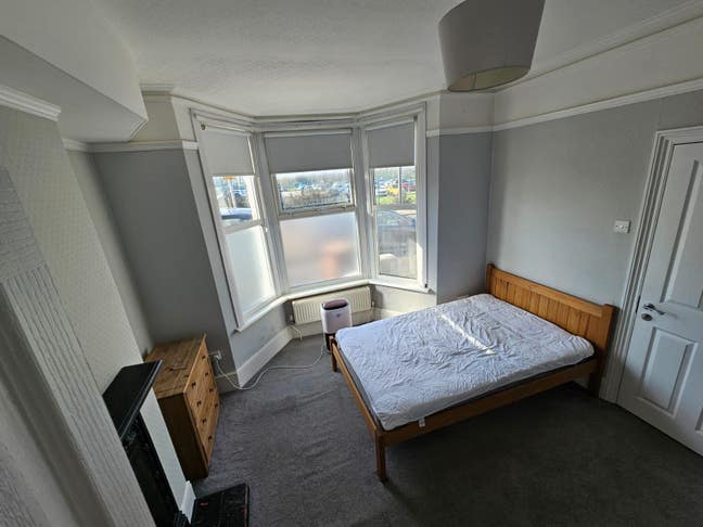Room with ensuite in popular location Main Photo