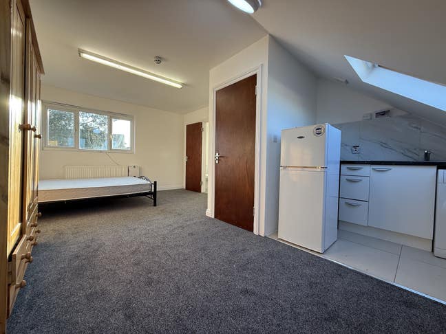 Studio 5 Minutes Walk to Hounslow East Station Main Photo