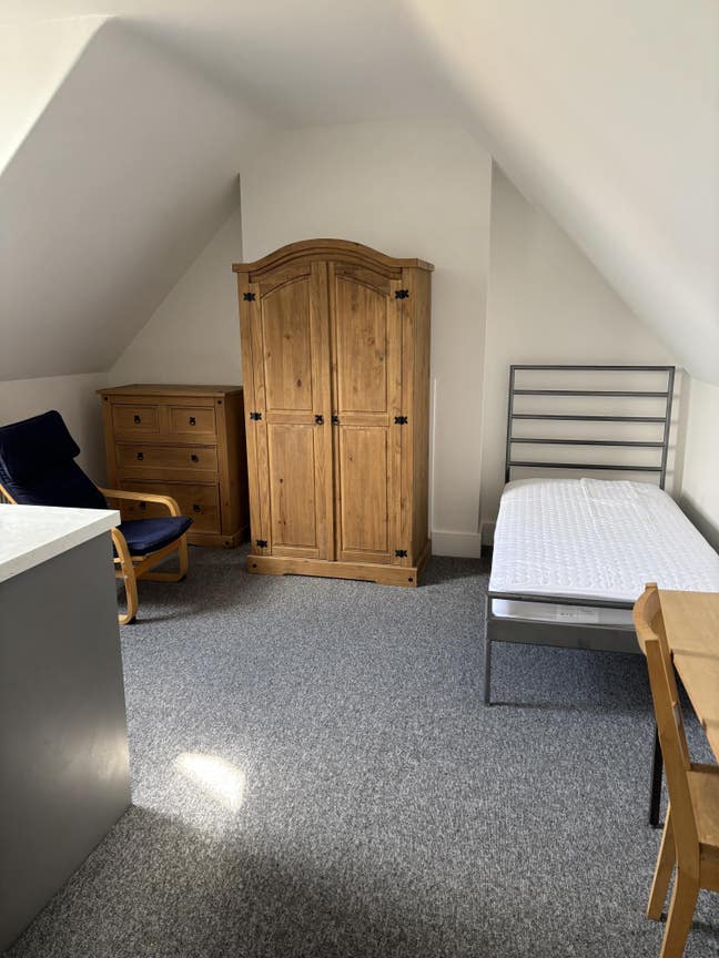 Recently refurbished room close to town centre  Main Photo