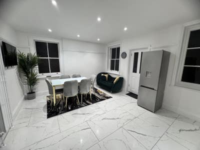 Huge 2 BR Flat,2 bathr+Private Garden Main Photo