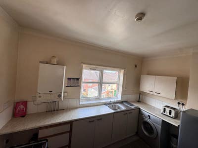 Spacious Flat Available NOW! Main Photo