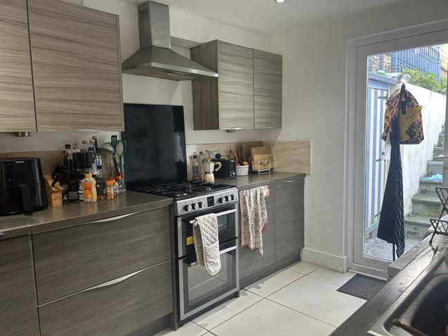  Spacious and comfy house in Hove  Main Photo