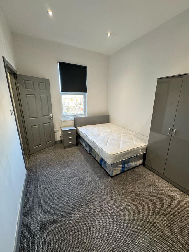 1 Double En Suite in a 4 Bed House - Ready Now! Main Photo