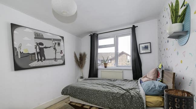 King size bed in sunny room in E7, bills included Main Photo