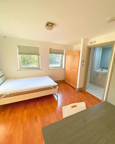 Modern Large Room with Private Bathroom, E14 Main Photo