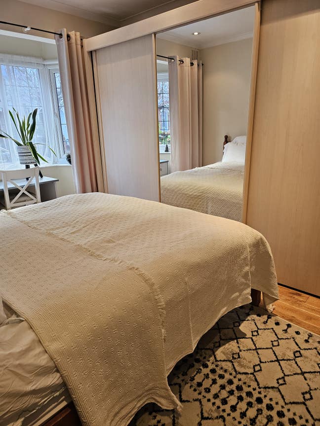 Well-Located Flat in Chiswick Park Main Photo