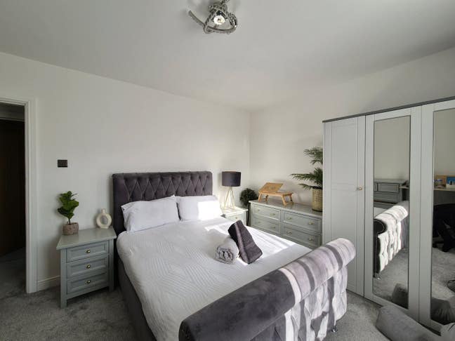 Spare Room in a Stylish Modern Home: Luxury Living Main Photo