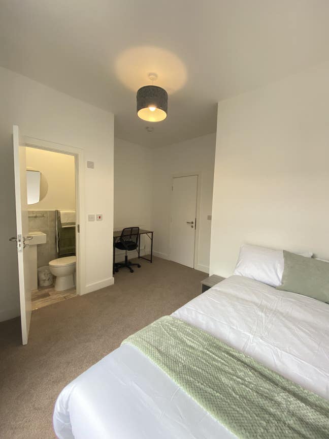 Modern 5-Bedroom House Share  Main Photo