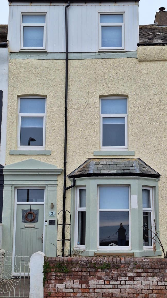Clean, modern seafront property  Main Photo