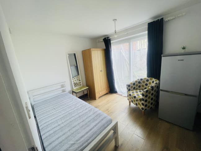 Furnished Spacious Double Room – Great Location Main Photo