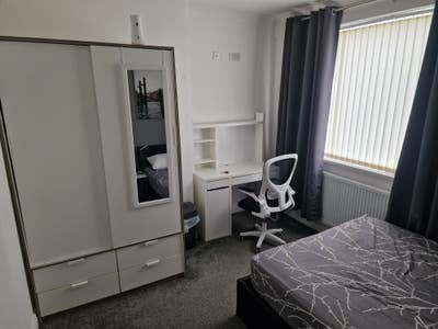 Lovely Double bedroom in a shared house.  Main Photo