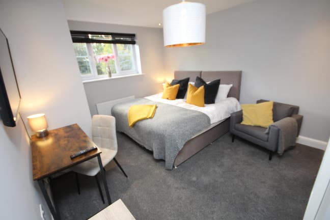 Quality Fully Furnished king size Ensuite Room   Main Photo