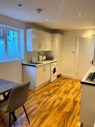 Amazing EN-SUITE Room available  Main Photo