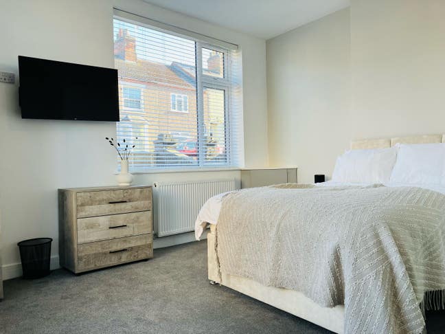 *Modern* Double En suite Room  now available Main Photo