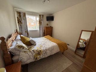 Quiet household in Birmingham suburb  Main Photo
