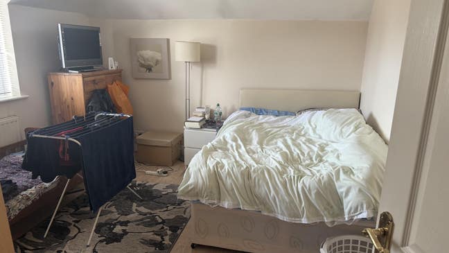 Double room/ensuite in family home Main Photo