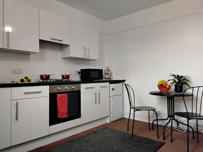 Furnished Studio Flat - Farnham - &pound;700pcm Main Photo