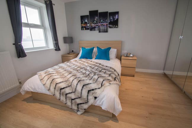 Top Spec Riverside Large Double Room with Ensuite Main Photo