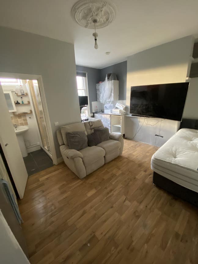 Self contained studio flat incl bills Main Photo