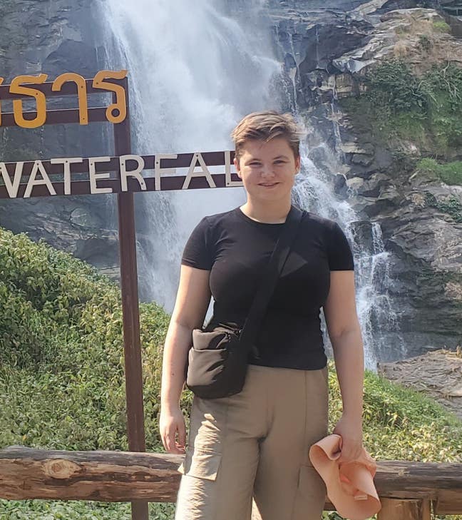 Hi! I am a 25 year old professional looking f... Main Photo