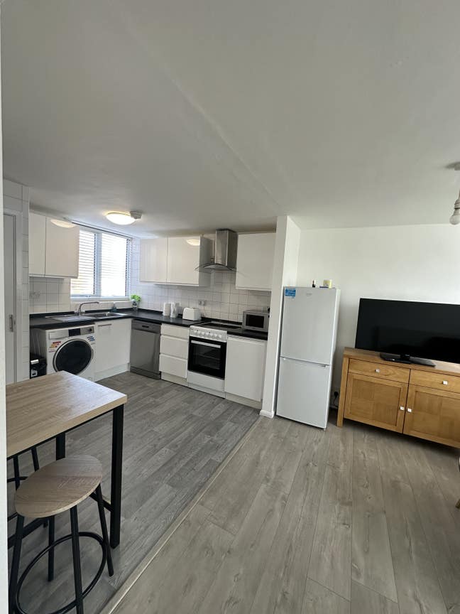 Spacious Spare Room in Recently Refurbished Flat Main Photo