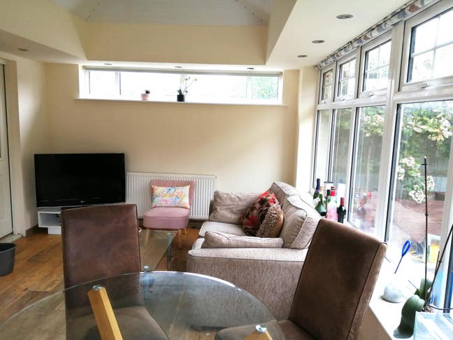 ✨Double room in RG4 5BF,  Close to Town&Train✨ Main Photo