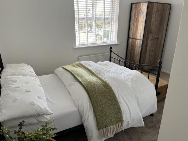 En-suite Spacious room for 3 months rent  Main Photo