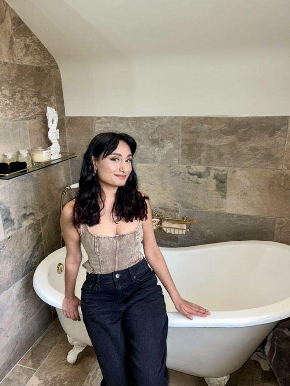 28 year old Female seeks a double room Main Photo