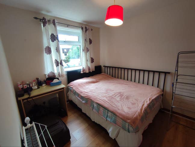 A cozy room from a two-bedroom flat Main Photo