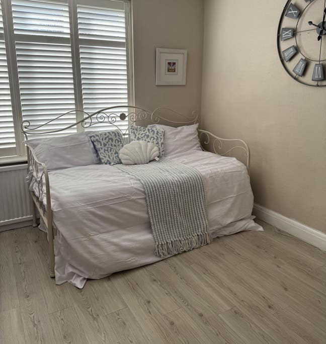 Beautiful room in lovely house Main Photo