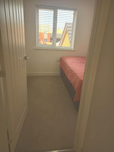 Spacious single room at Whitehouse for Females Main Photo