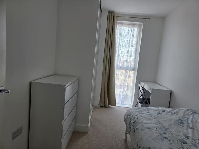 Modern Single Room, 4 min Walk to Station & Buses Main Photo
