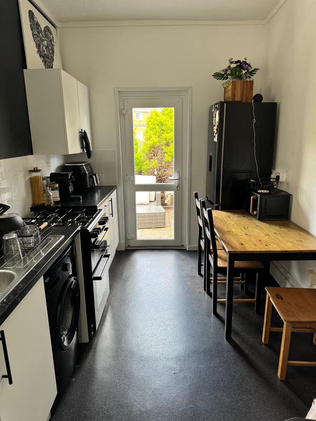 Room to rent Stratford Main Photo