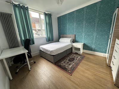 A  Double bedroom near by Train Station  Main Photo