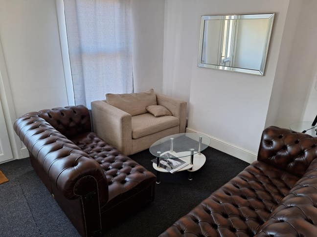 ✨ Stunning double room in a 2 Bed  Property Main Photo