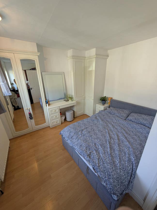 Spacious double room with en-suite Main Photo