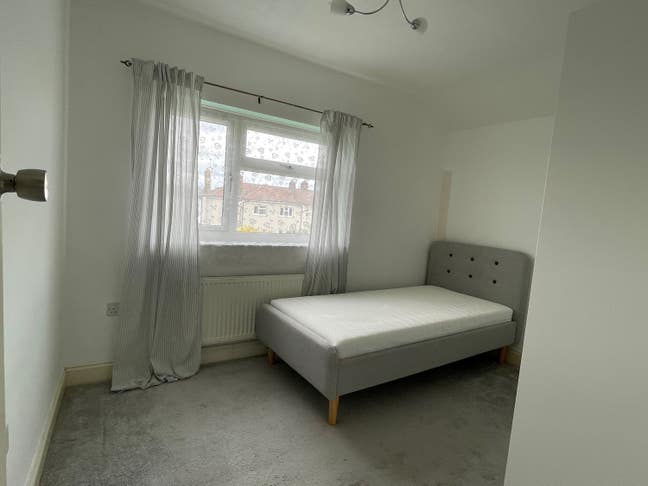 Room to let for female - near Colliers Wood Main Photo