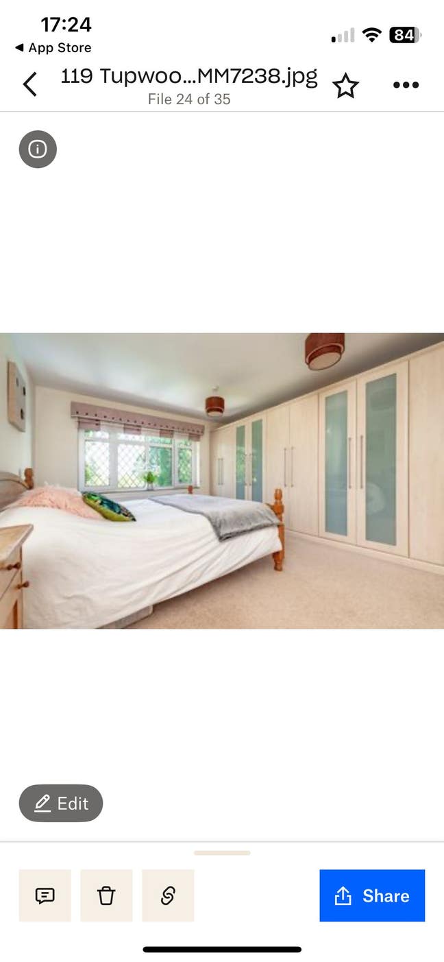 Spacious double bedroom and en suite  Main Photo