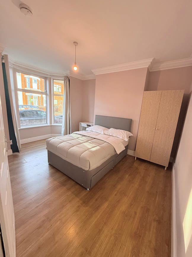 Fully Furnished Rooms for Rent - Bath Street Main Photo
