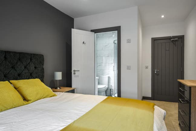 All-Inclusive Ensuite Room in Prime Location Main Photo