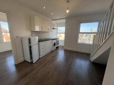 Newly refurbished 2 bed 1 bath flat In Chelmsford Main Photo