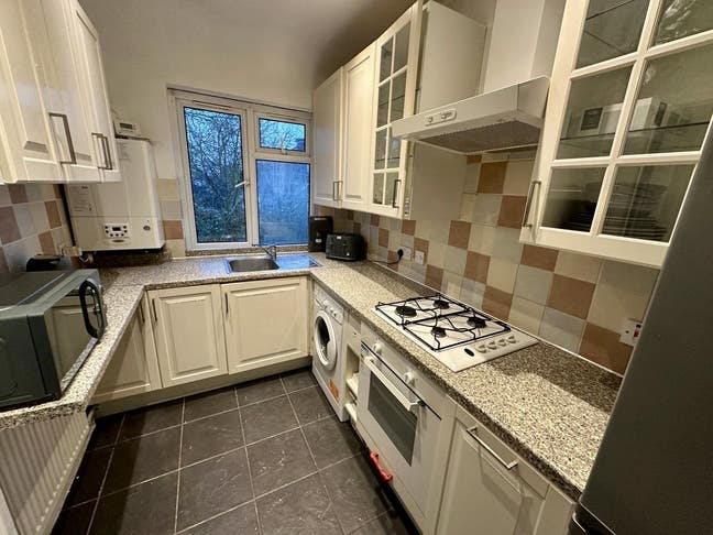 Amazing Rooms in Quiet Road in New Malden Main Photo
