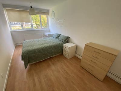 Flat W/Living Room! Single and Double Rooms! Main Photo