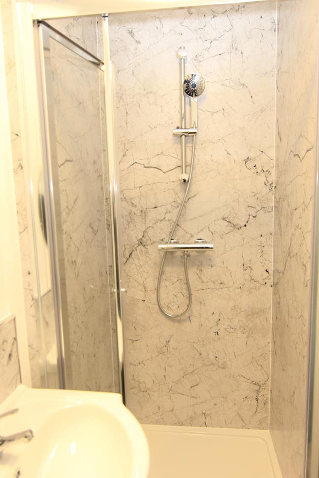 *** Professional House Share, Room to Rent with En Main Photo